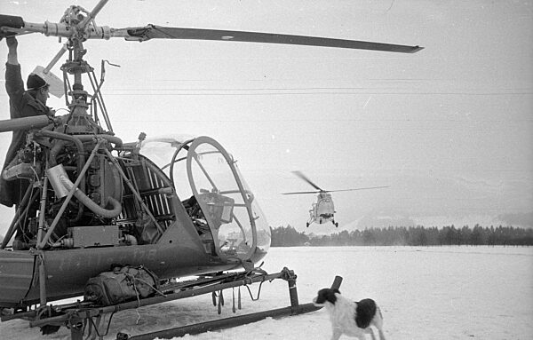 Rettungshubschrauber im Einsatz nach Lawinenkatastrophe in Vorarlberg, 1954