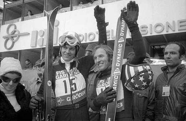 Skisportler winken der Zuschauermenge, 1970