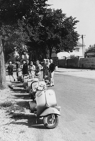 Geparkte Vespas am Straßenrand