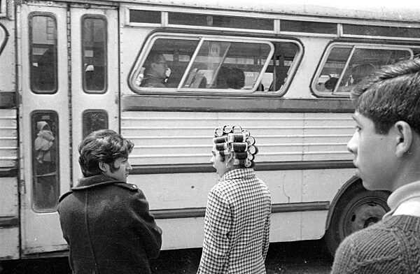 Passanten an einem Stadtbus in Mexico City, 1970