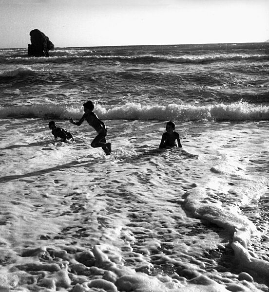 Kinder spielen im Meer auf der Insel Ponza
