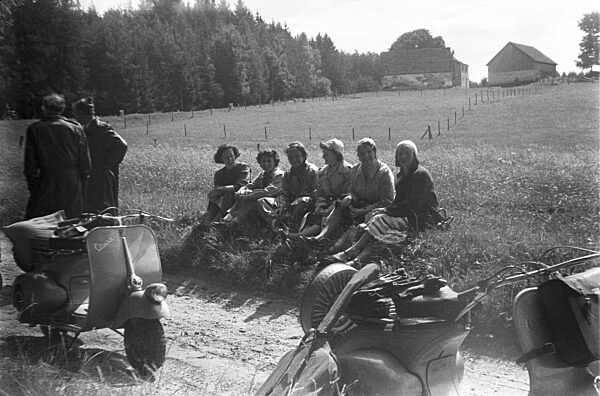 Frauen bei der Pause auf einer Vespa-Tour