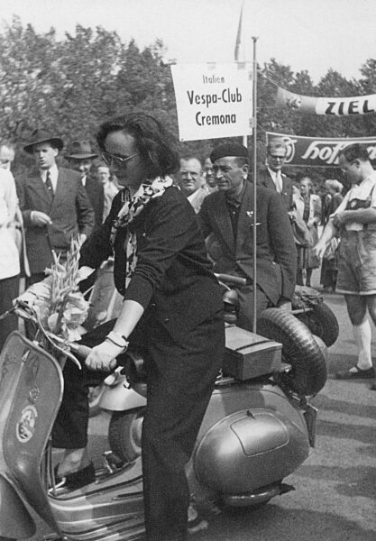 Italienische Vespafahrerin beim Vespa-Treffen in Düsseldorf, 1951