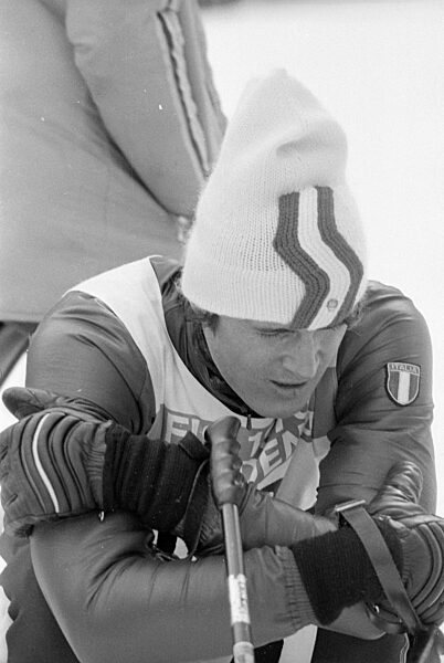 Erschöpfter Skisportler bei der Alpinen Skiweltmeisterschaft in Gröden, 1970