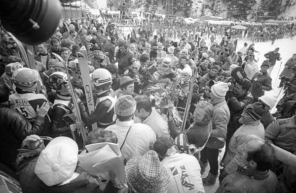 Journalisten belagern die Sieger eines Wettbewerbs, 1970