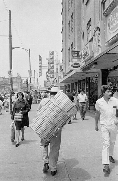 Straßenszene in Mexico City, 1970