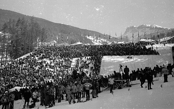 Blick auf Zuschauermenge bei der Alpinen Skiweltmeisterschaft, 1970