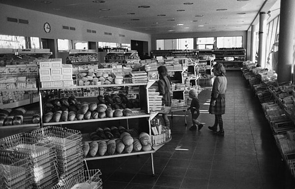 Kaufhalle in Stalinstadt (heute: Eisenhüttenstadt), 1959