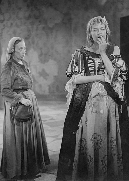 Helene Weigel und Simone Simon in 'Mutter Courage' von Bertolt Brecht, 1950
