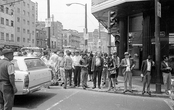 Passanten an einer Kreuzung in der Innenstadt von Mexico City, 1970