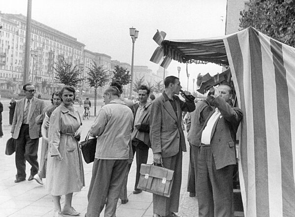 Passanten auf der Stalinallee in Ostberlin