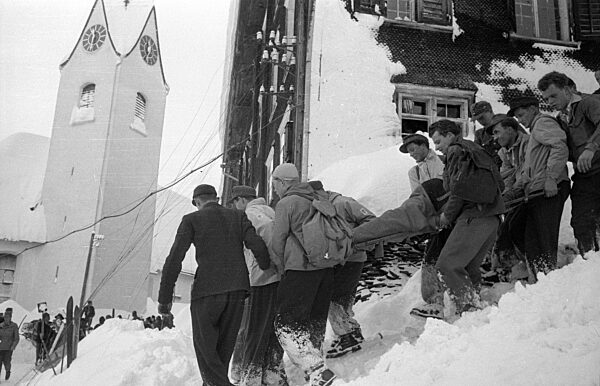 Bergungstrupp in Blons nach der Lawinenkatastrophe, 1954