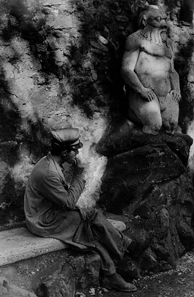 Mann in einem Park in Rom