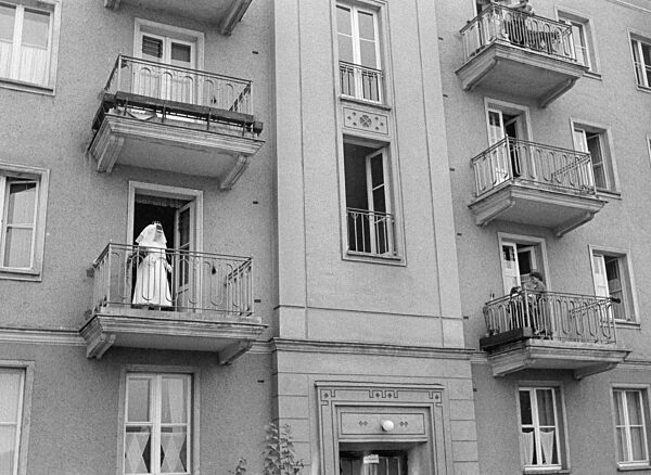 Eine Braut auf einem Balkon in Stalinstadt, 1959