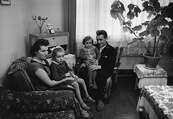 Hochofenarbeiter Palisch mit Familie (Stalinstadt), 1959