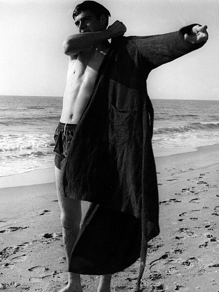 Jugendlicher an einem italienischen Strand