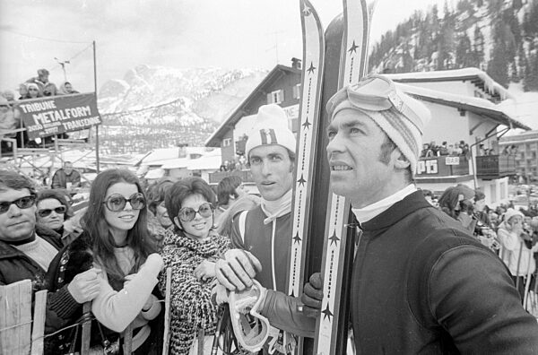 Skisportler und Fans bei der Alpinen Skiweltmeisterschaft in Gröden, 1970