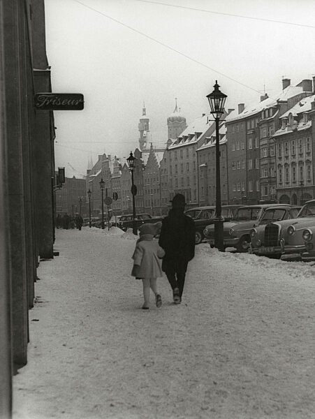 Spaziergänger in Augsburg an der Romantischen Straße