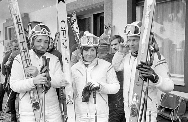 Skisportlerinnen mit ihrer Aurüstung bei den Alpinen Skiweltmeisterschaften, 1970