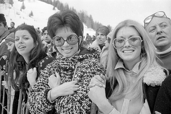 Modische Sportfans am Rand einer Piste, 1970