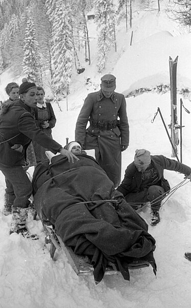 Bergungstrupp bei Blons nach der Lawinenkatastrophe, 1954