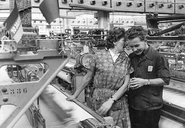 Arbeiterin und Arbeiter in einem Textilkombinat in Zittau, 1960