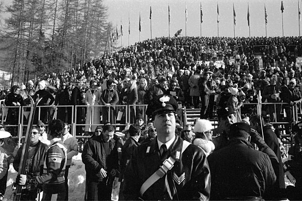 Blick auf eine vollbesetzte Zuschauertribüne, 1970