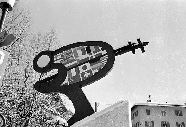 Logo der Alpinen Skiweltmeisterschaft in Gröden als Skulptur, 1970