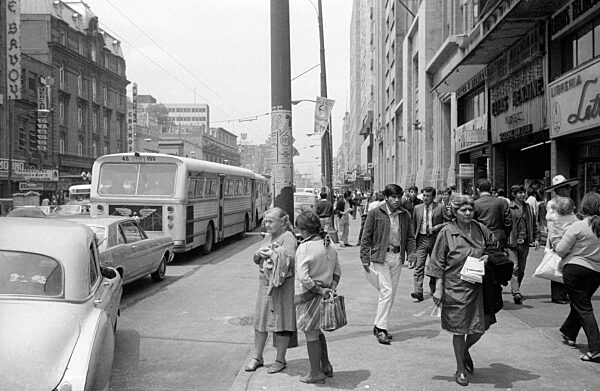 Straßenszene in Mexico City, 1970
