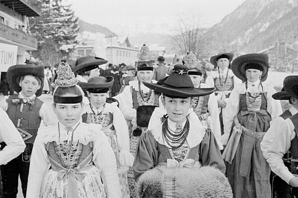 Trachtengruppe vor der Eröffnungsfeier der Alpinen Skiweltmeisterschaft, 1970