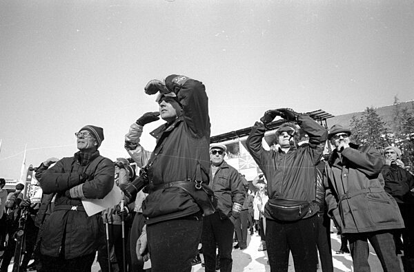 Journalisten blicken zur Piste hinauf, 1970