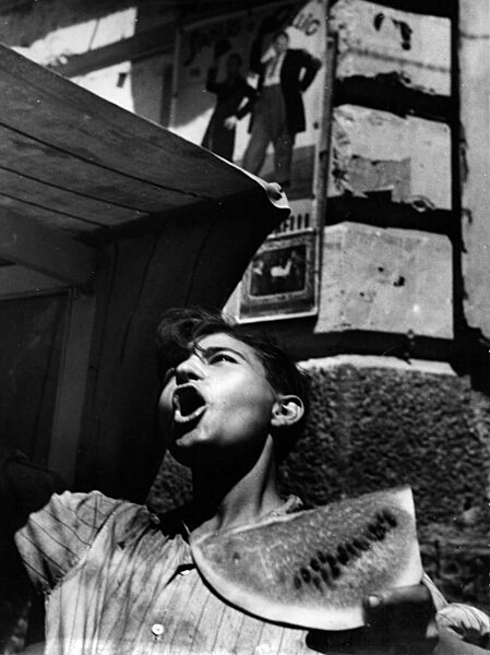 Junge mit Wassermelone