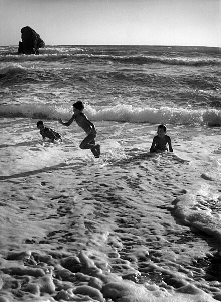 Kinder spielen im Meer auf der Insel Ponza