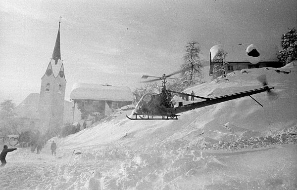 Ein Rettungshubschrauber auf einem provisorischen Landeplatz bei Blons, 1954