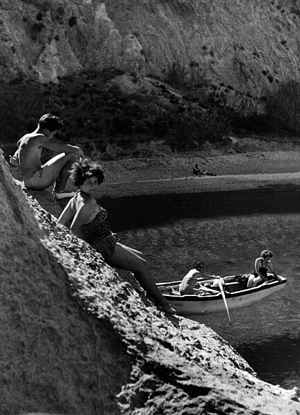 Jugendliche sonnen sich auf der Insel Ponza