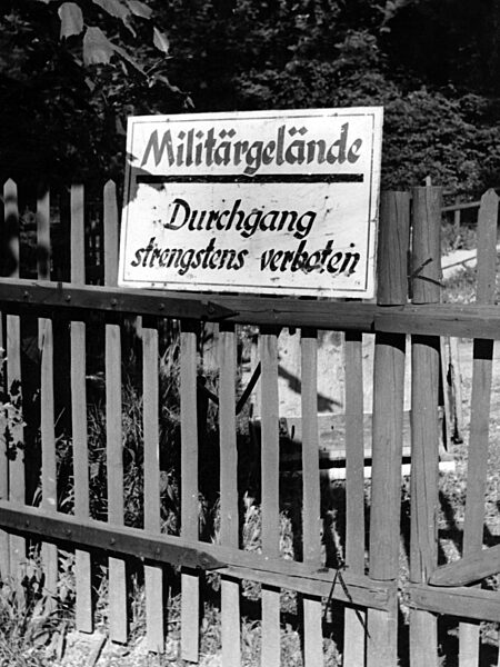 Verbotsschild am Rande eines US-Militärgeländes, 1949