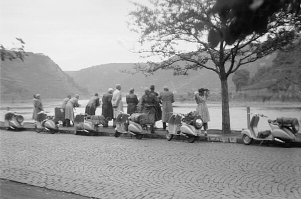 Vespa-Fahrer pausieren am Ufer