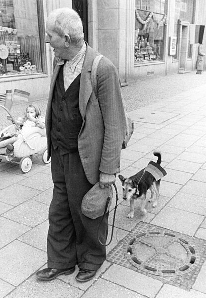 Alter Mann erwartet Nikita Chruschtschow in der Stalin Allee, 1957