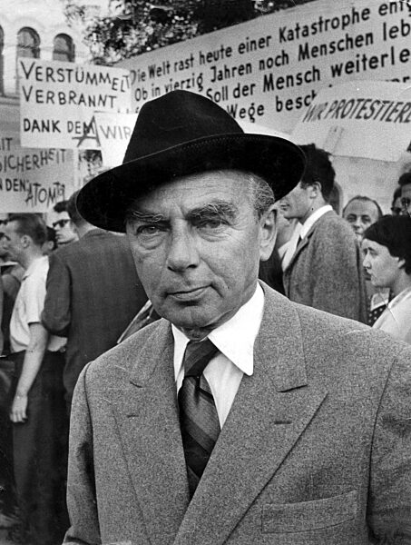 Erich Kästner demonstriert gegen Atomrüstung, 1958