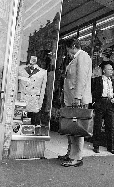 Mann vor einem Schaufenster in Mexico City, 1970