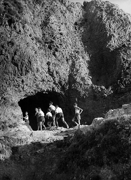 Jungen auf einem Felsen auf der Insel Ponza