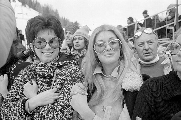 Modische Sportfans am Rand einer Piste, 1970