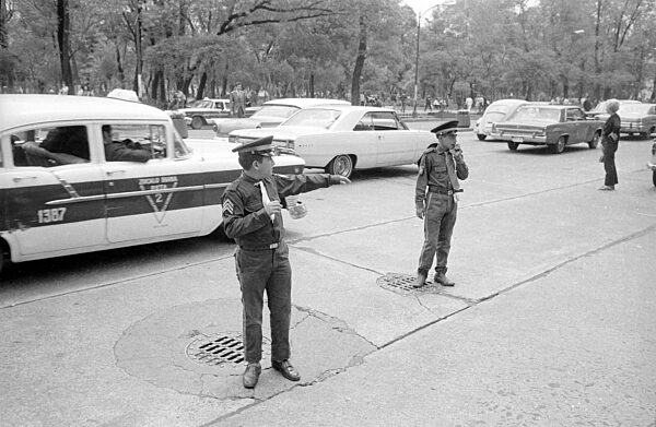 Kinder als Hilfspolizisten regeln den Verkehr in Mexico City, 1970