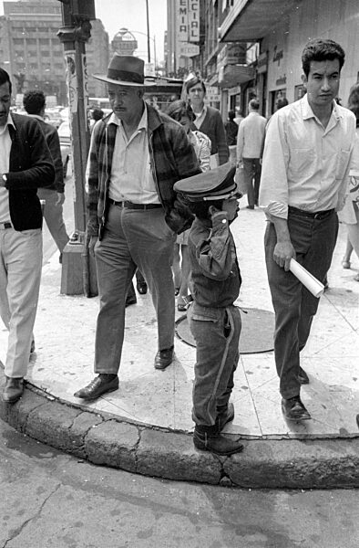 Kinder als Hilfspolizisten regeln den Verkehr in Mexico City, 1970