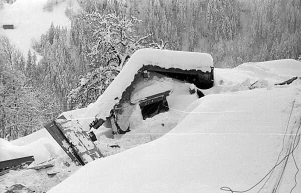 Verschüttetes Haus nach einer der Lawinen bei Blons, 1954