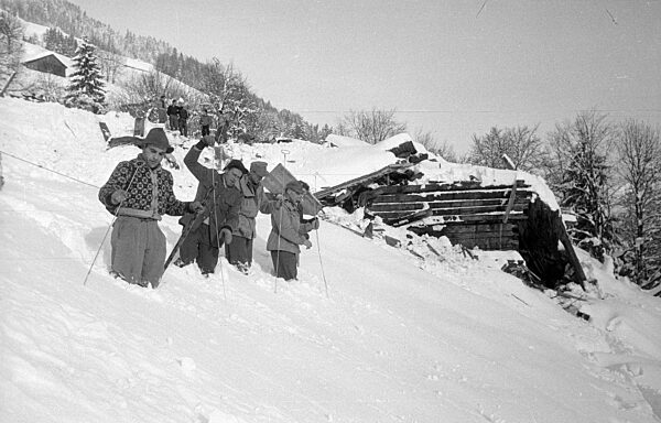 Ein Rettungstrupp sucht mit Sonden nach Überlebenden der Lawinenkatastrophe in Blons, 1954