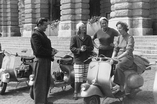 Vespafahrer auf einem Platz in Augsburg