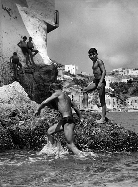Kinder baden auf der Insel Ponza