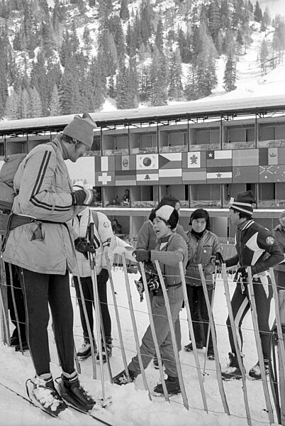Japanische Skisportler im Gespräch mit einem Journalisten, 1970