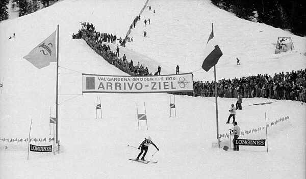 Zieleinfahrt nach einem Abfahrtslauf, 1970